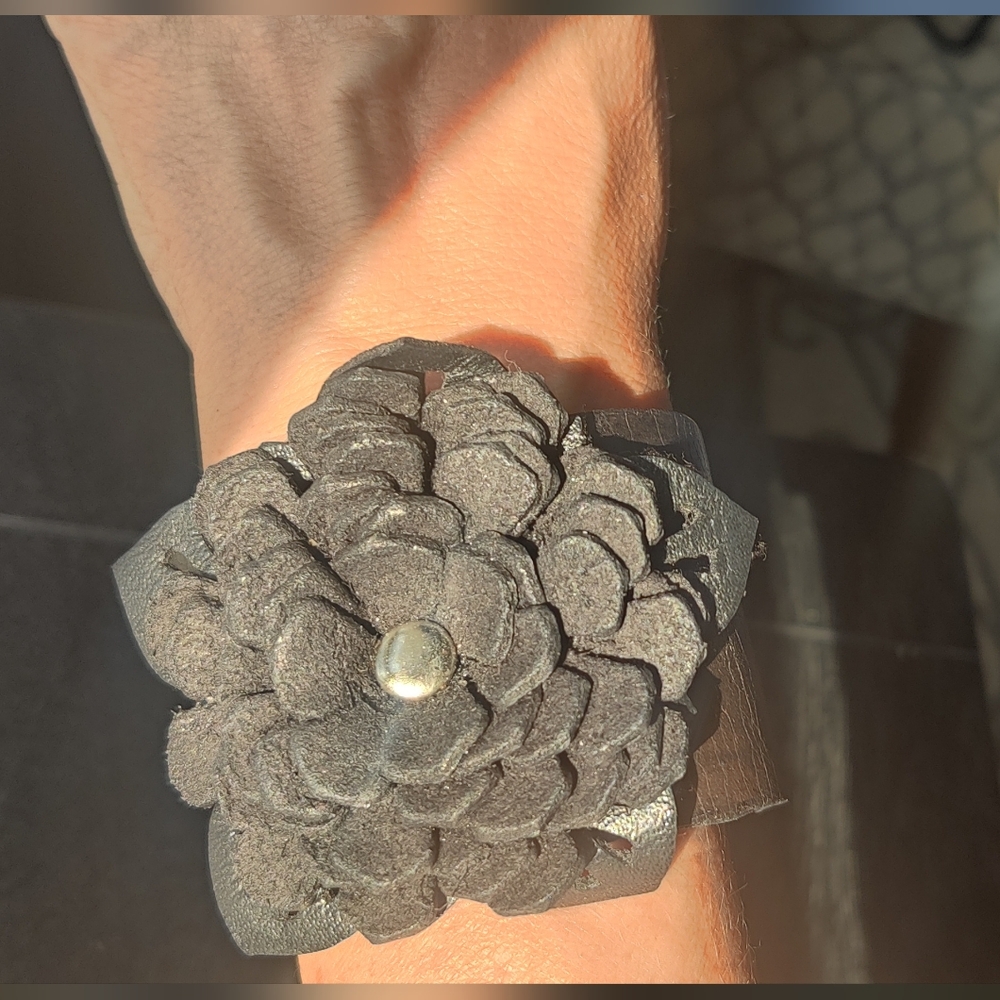 ⭐3 For $21⭐ Hand Crafted Black Leather Floral Bracelet - Picture 1 of 6
